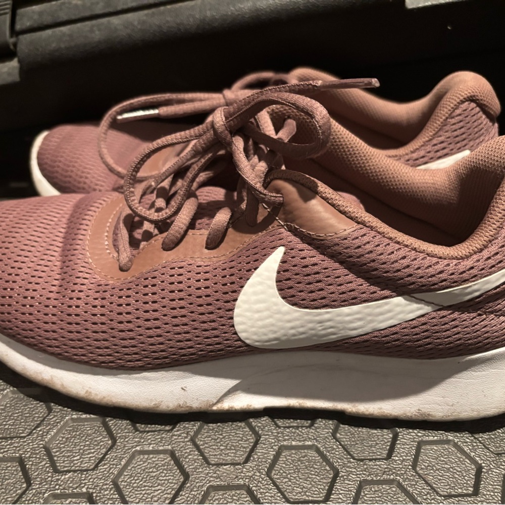 Nike Women's Mauve and White Sneakers